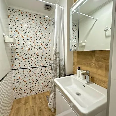 Spacious 3 Bedroom Step To Sea Garden And Apartament *