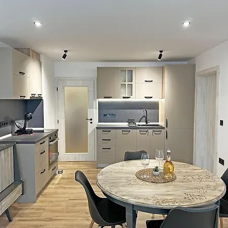 Spacious 3 Bedroom Step To Sea Garden And