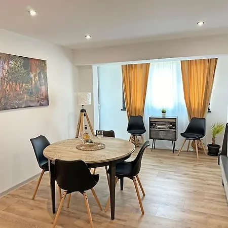 Spacious 3 Bedroom Step To Sea Garden And