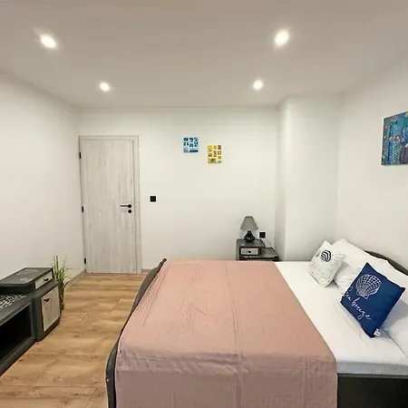 Spacious 3 Bedroom Step To Sea Garden And *