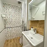 Spacious 3 Bedroom Step To Sea Garden And 아파트 *