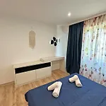 Spacious 3 Bedroom Step To Sea Garden And