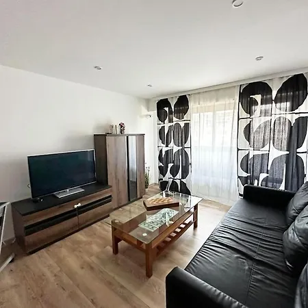 Spacious 3 Bedroom Step To Sea Garden And 아파트