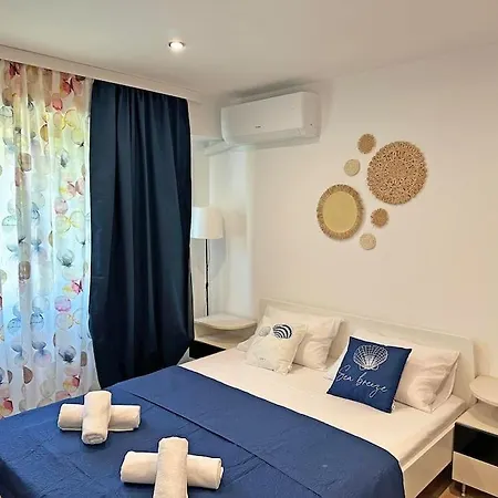 Spacious 3 Bedroom Step To Sea Garden And Apartament *
